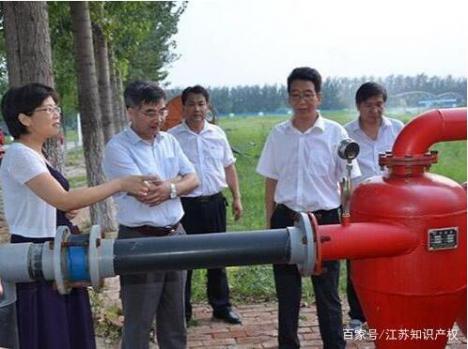 袁壽其（左二）在研究水泵難題。