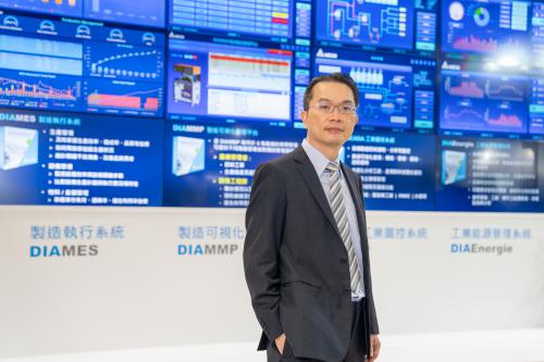 臺達機電事業(yè)群劉佳容總經(jīng)理于臺北國際自動化工業(yè)大展說明臺達整合云端物聯(lián)、智能設備、自動化軟硬件所開發(fā)的智能制造解決方案
