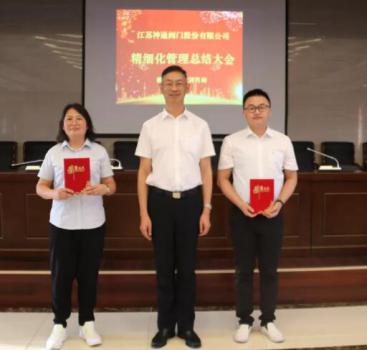 吳總為優(yōu)秀團隊頒獎并合影