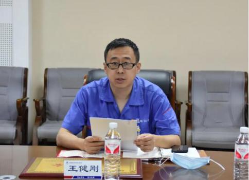 黨群工作部主任、證券法務(wù)部經(jīng)理、工會(huì)副主席王健剛同志主持會(huì)議并宣讀表彰獎(jiǎng)勵(lì)決定