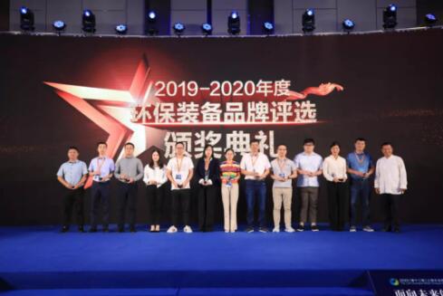 E20環(huán)境平臺董事長、E20研究院院長傅濤為獲獎(jiǎng)企業(yè)頒獎(jiǎng)