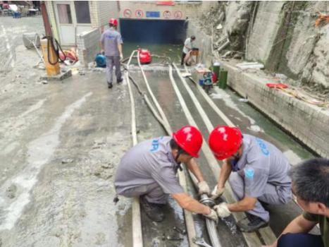重泵職工挺身投入雙碑村防汛救災工作