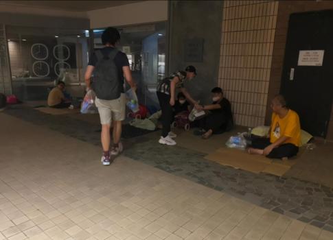 愛(ài)心爆棚！海俊杰為露宿者送暖