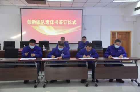 黨委書記、董事長、總經(jīng)理謝敬東與三個集團(tuán)“頭雁”分別簽訂了責(zé)任書