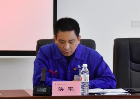 副總經(jīng)濟(jì)師、綜合管理部部長侯軍宣布了集團(tuán)“頭雁”團(tuán)隊與公司創(chuàng)新團(tuán)隊名單