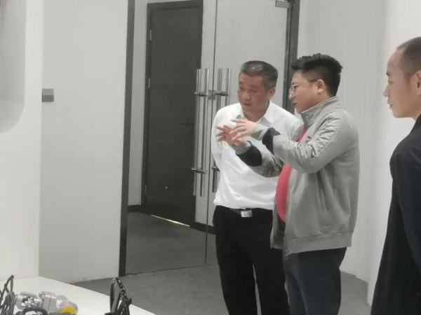 南安市委常委、政法委書記張瑞平領(lǐng)導(dǎo)一行蒞臨歐冠閥門調(diào)研工作