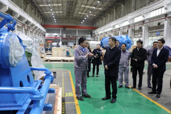 沙坪壩區(qū)區(qū)長肖慶華一行到重泵公司調(diào)研指導工作
