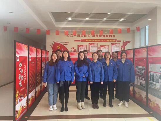 圖為:第二團(tuán)支部全體團(tuán)員觀展前合影