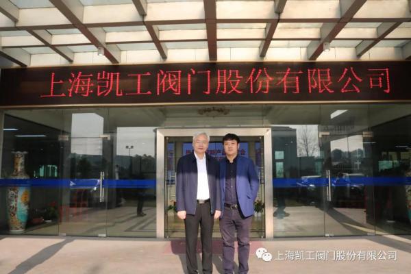 董事長(zhǎng)張靜與陳院士合影留念