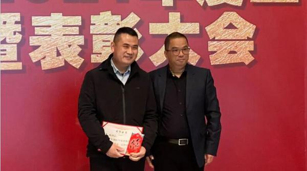保一集團(tuán)2021年度優(yōu)秀管理者獲獎(jiǎng)合影