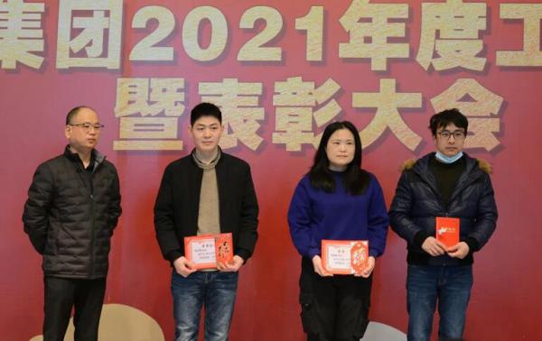 保一集團(tuán)中共黨總支2021年度優(yōu)秀黨員獲獎(jiǎng)合影
