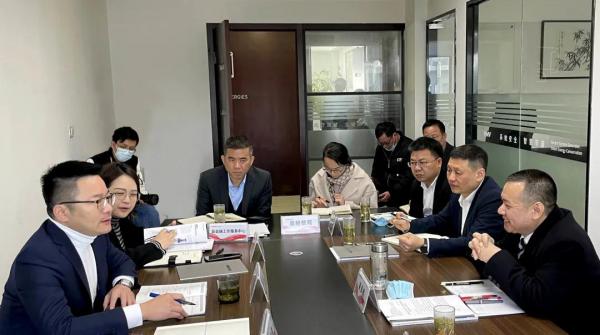 永嘉縣長吳呈錢考察慰問紐頓 頒發(fā)榮譽(yù)牌匾送上新春紅包