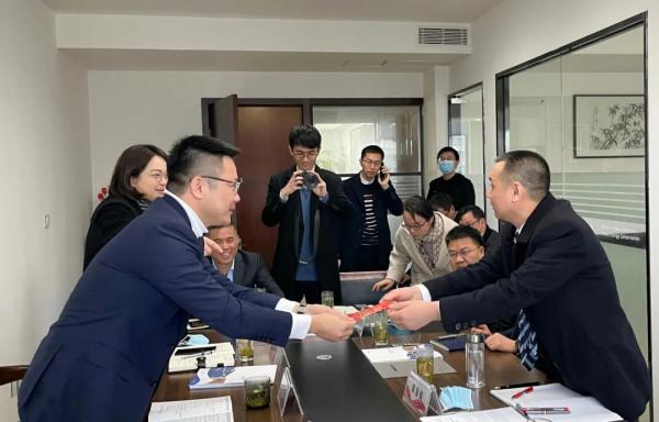 永嘉縣長吳呈錢考察慰問紐頓 頒發(fā)榮譽(yù)牌匾送上新春紅包