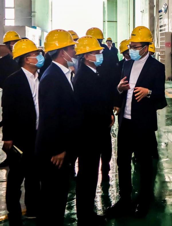 永嘉縣長吳呈錢考察慰問紐頓 頒發(fā)榮譽(yù)牌匾送上新春紅包