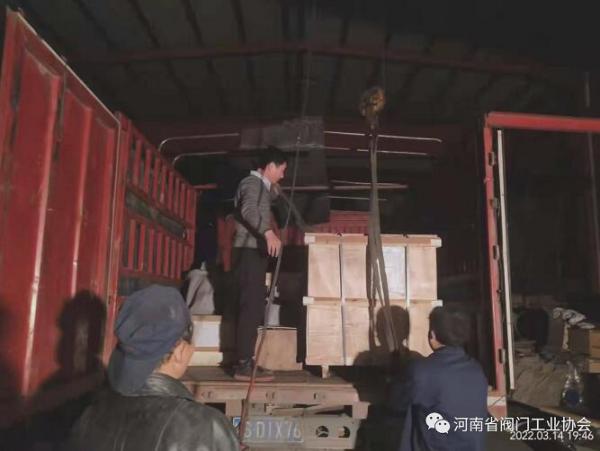 加班加點(diǎn)，深夜裝車