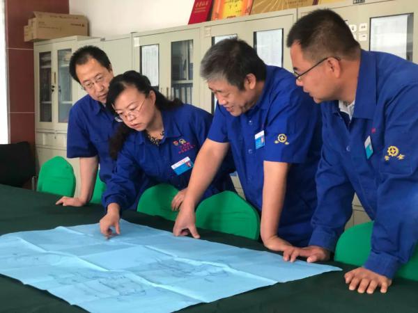 董霞和團(tuán)隊(duì)討論建模方案
