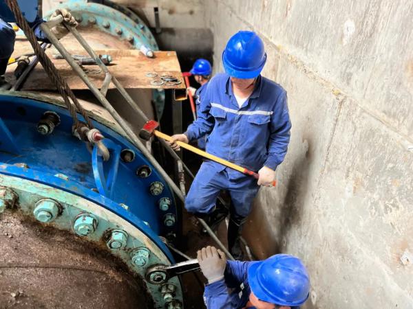 1.6米蝶閥，80道M48螺栓，9個(gè)小時(shí)完成更換