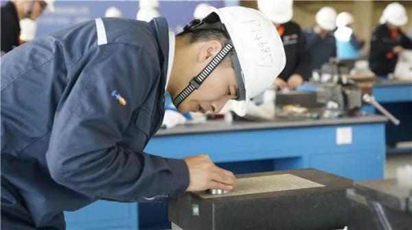 十年“磨”劍，終成核電安全閥檢修能手—中國(guó)廣核集團(tuán)董廣余