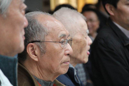 這使得
