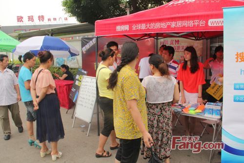 許多居民駐足咨詢(xún)