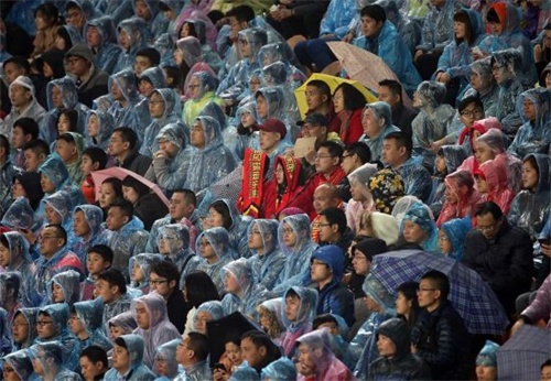 3月12日，廣州恒大隊(duì)球迷冒雨觀戰(zhàn)。當(dāng)日，在2016賽季中國足球超級聯(lián)賽第二輪比賽中，廣州恒大隊(duì)主場以3比0戰(zhàn)勝長春亞泰隊(duì)。 新華社記者劉大偉攝.jpg